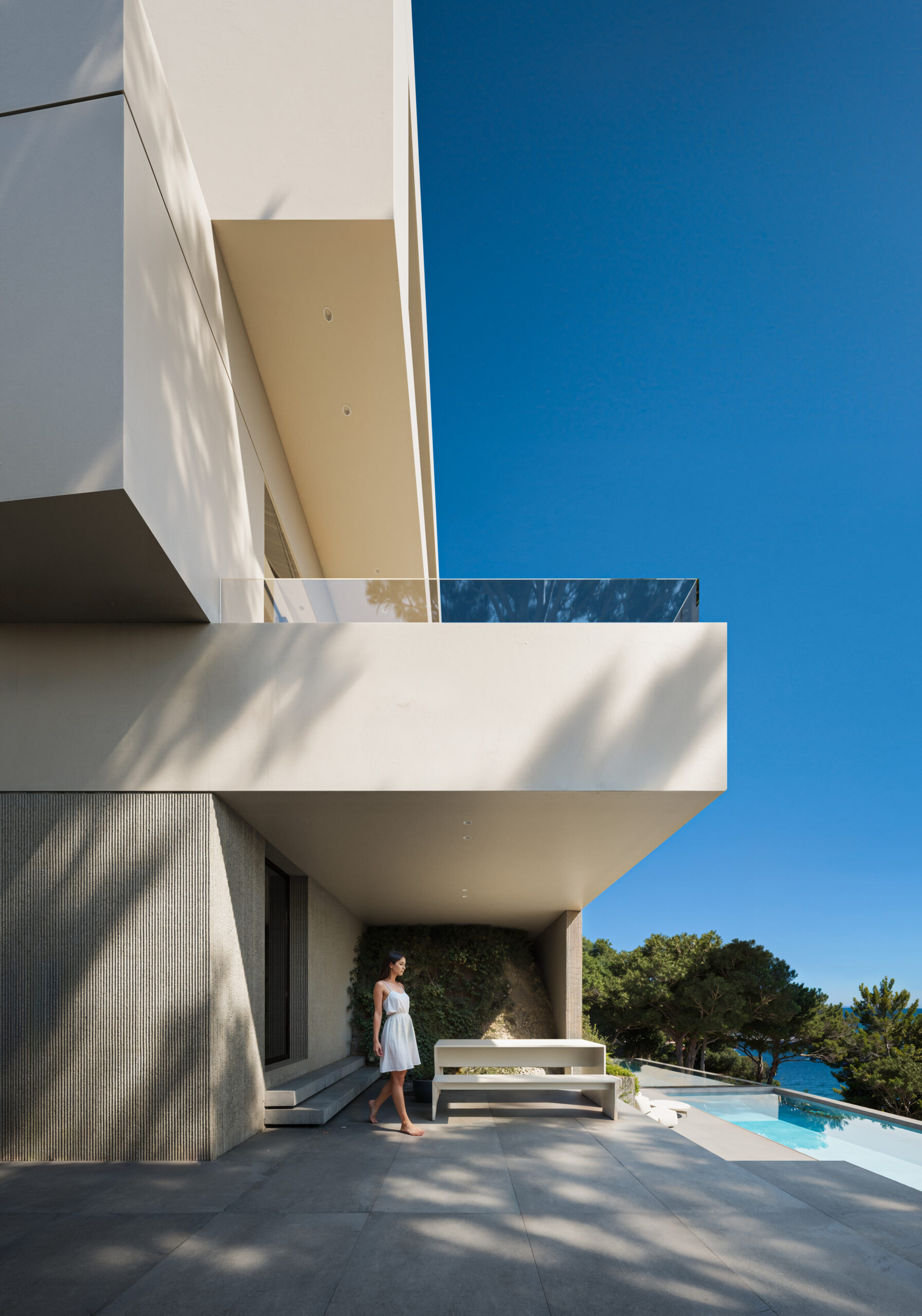 Volumen cúbico y carpinterías oscuras - Casa Punta Negra - Rubén Muedra Arquitectura - Cullera, Valencia