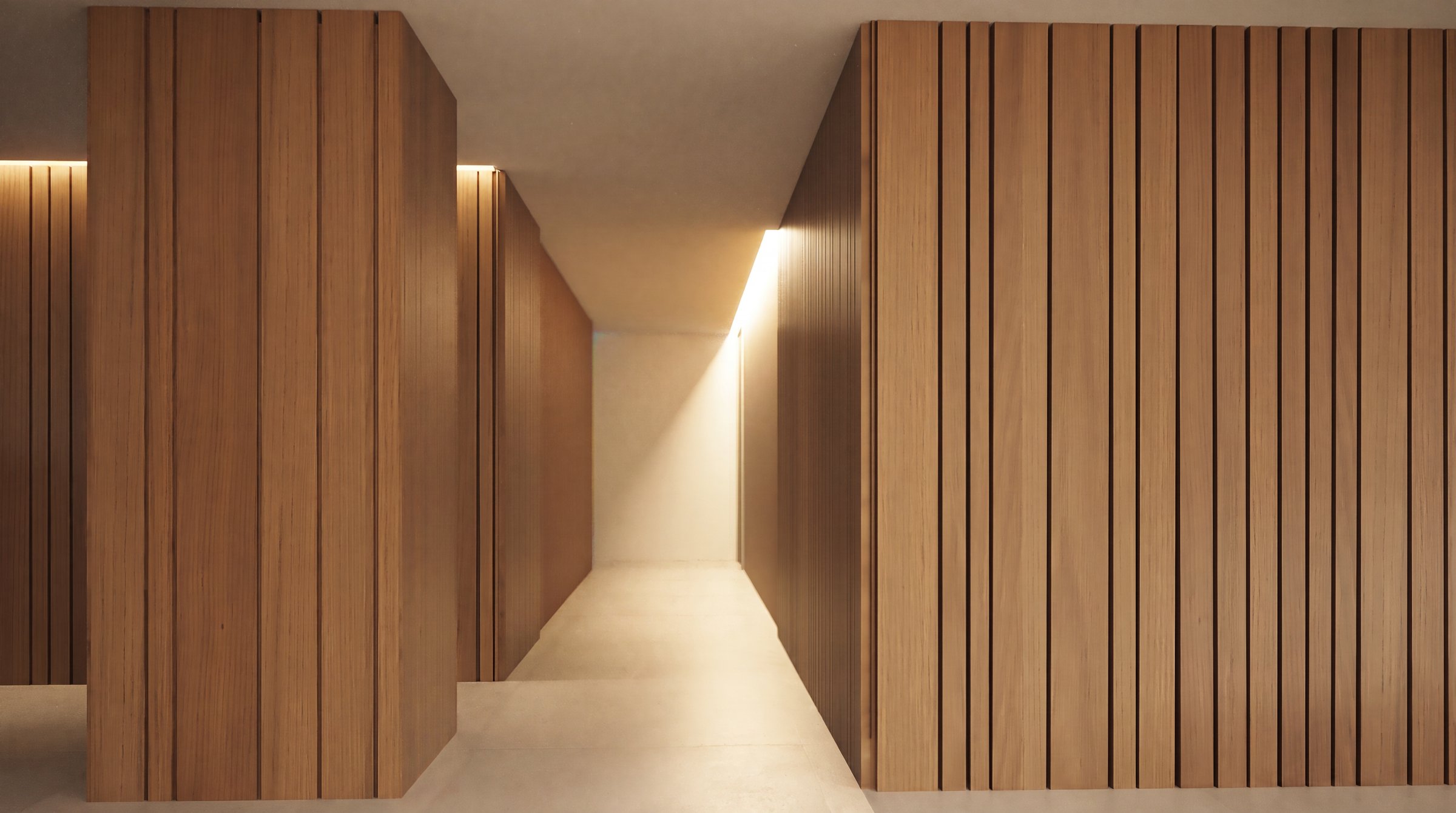 Pasillo entre volúmenes de madera