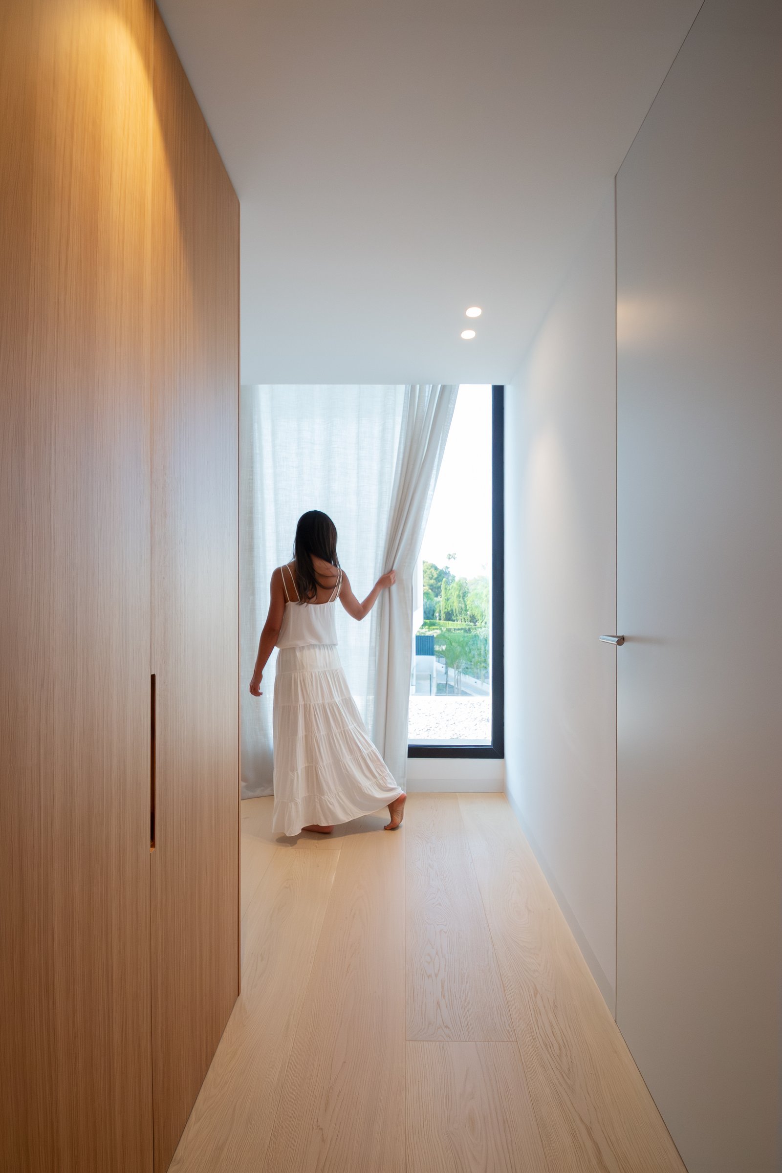 Escalera de Casa Tormo con luz cenital sobre el peldañeado de roble