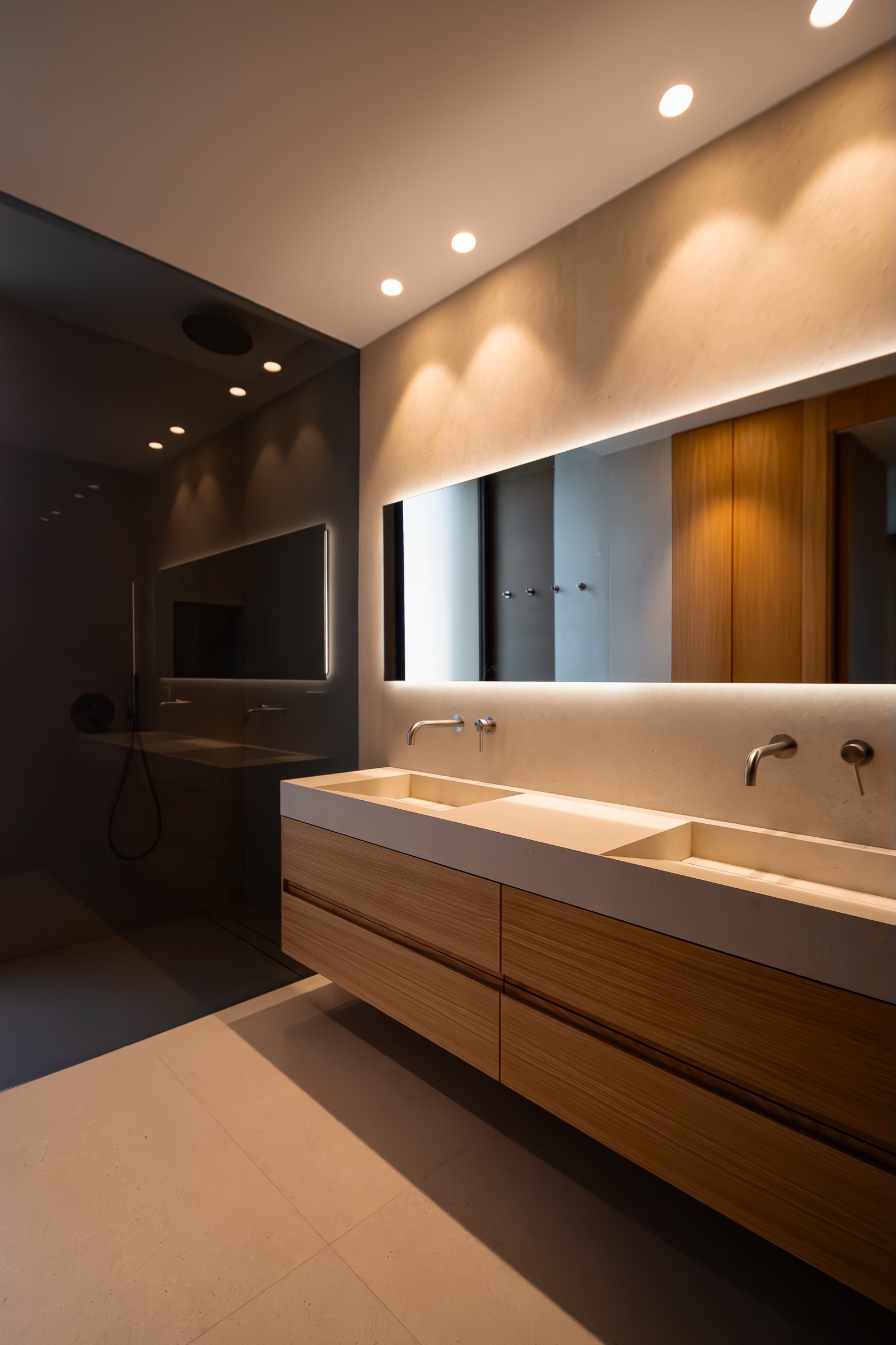 Baño principal de Casa Tormo con encimera de piedra y frentes de madera