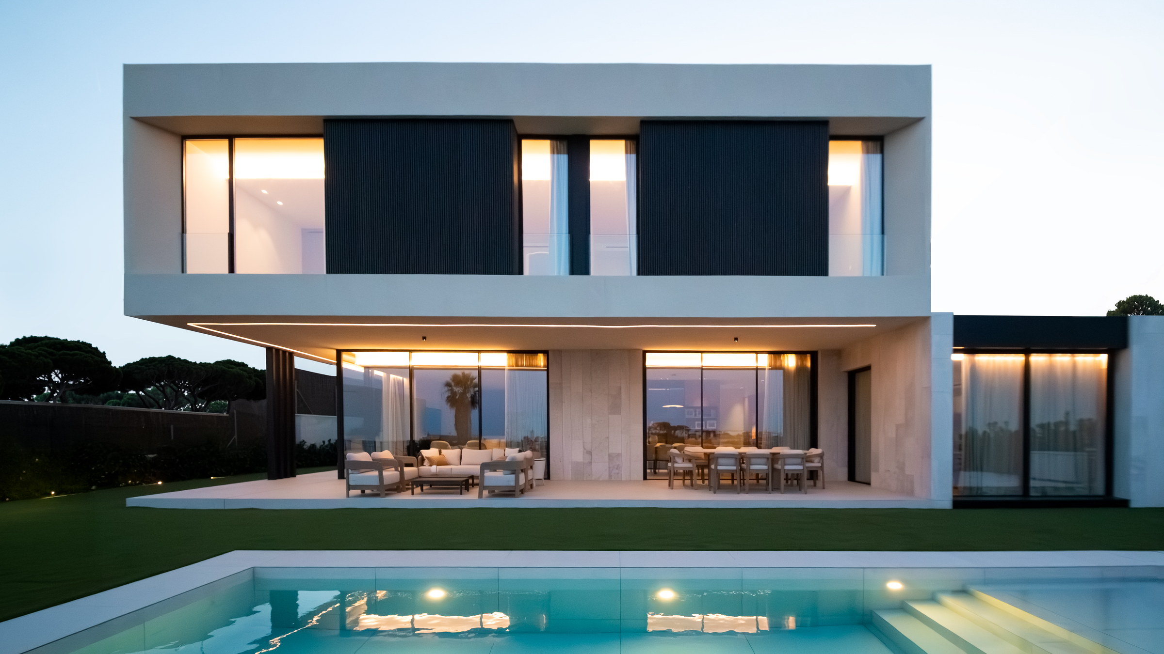 Casa Tormo, vivienda unifamiliar en Rocafort, Valencia, al atardecer